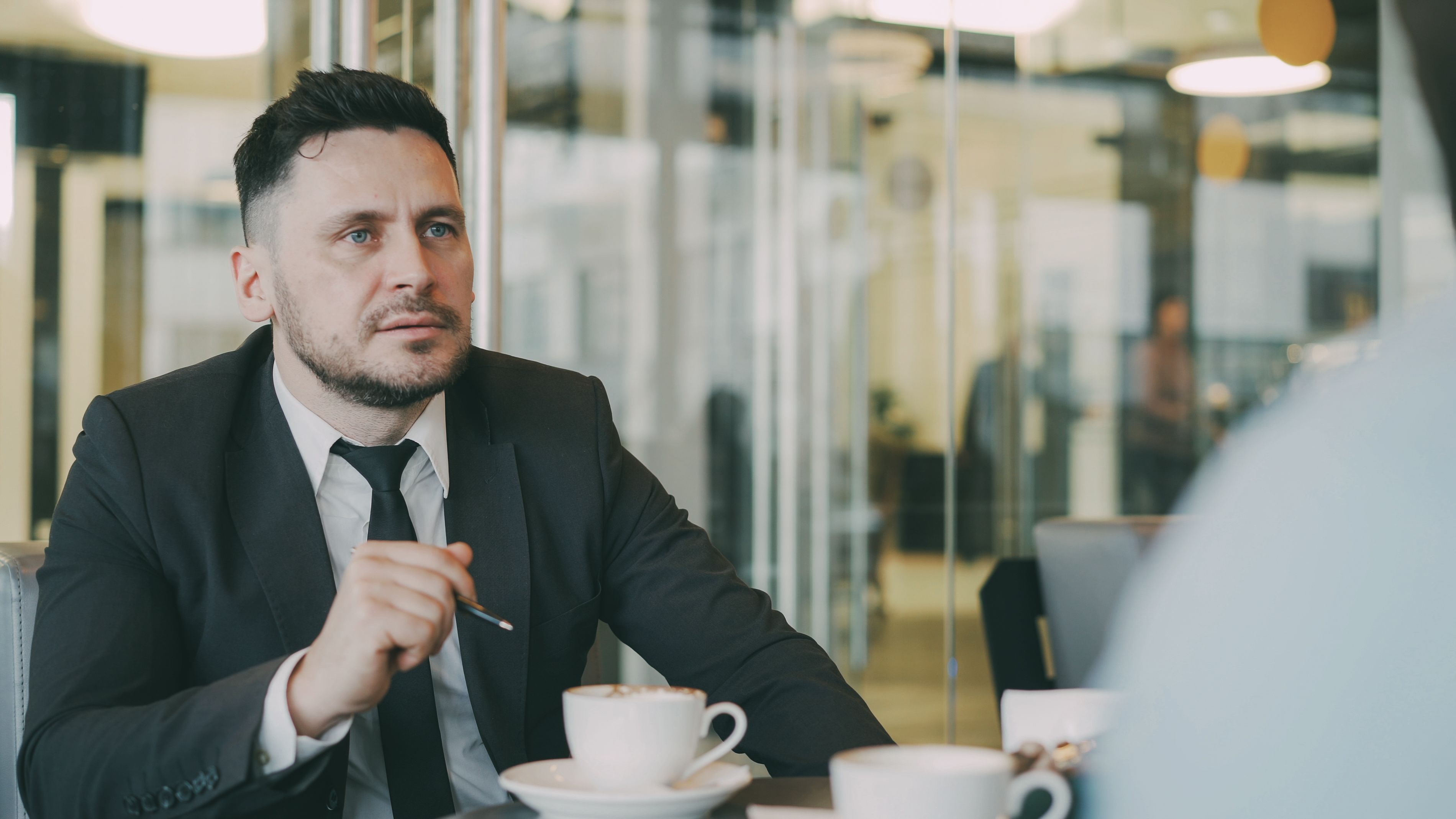 Rechtsanwalt im Büro bei der Vorbereitung einer arbeitsrechtlichen Angelegenheit