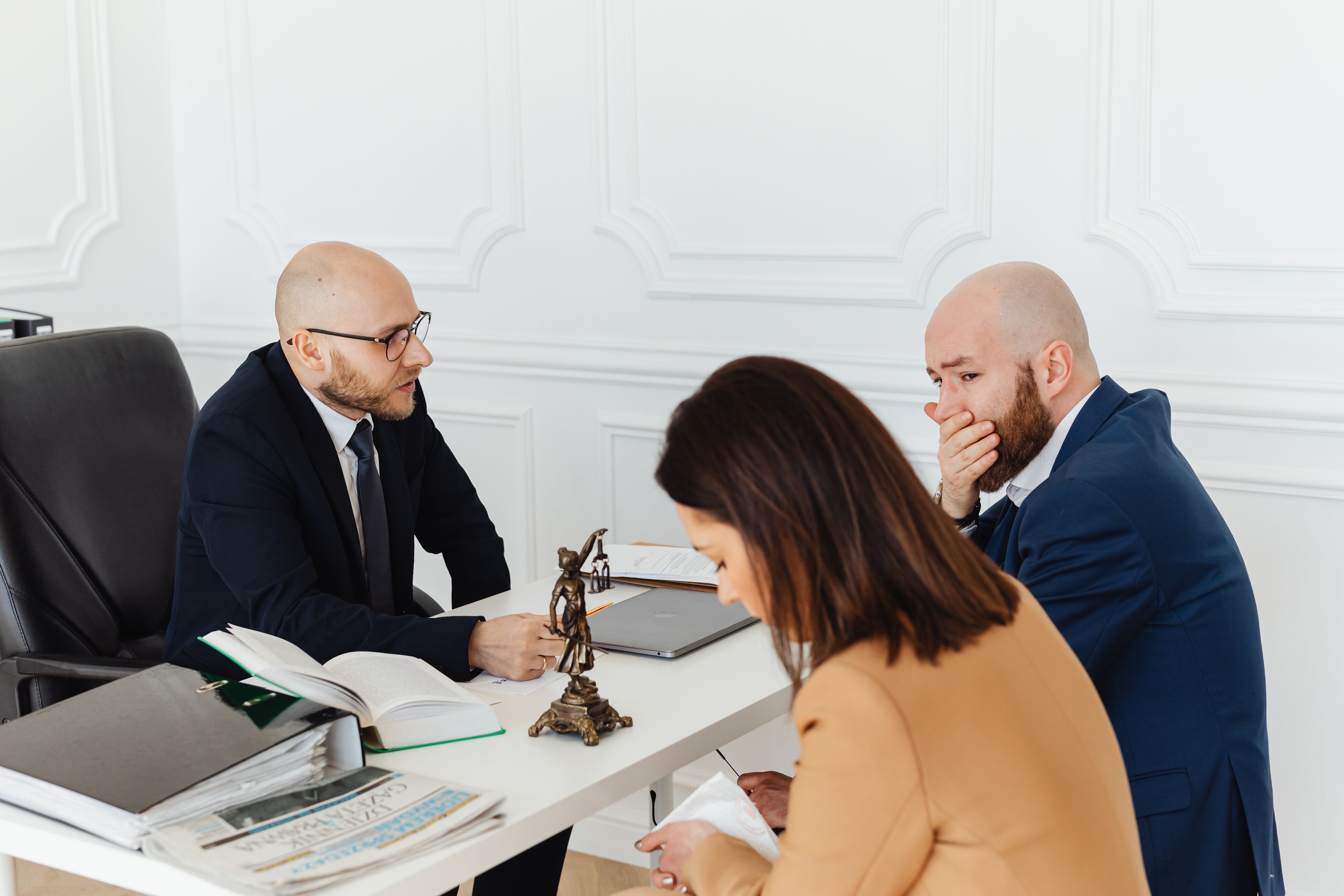 Nahaufnahme einer Unterschrift auf einem juristischen Dokument